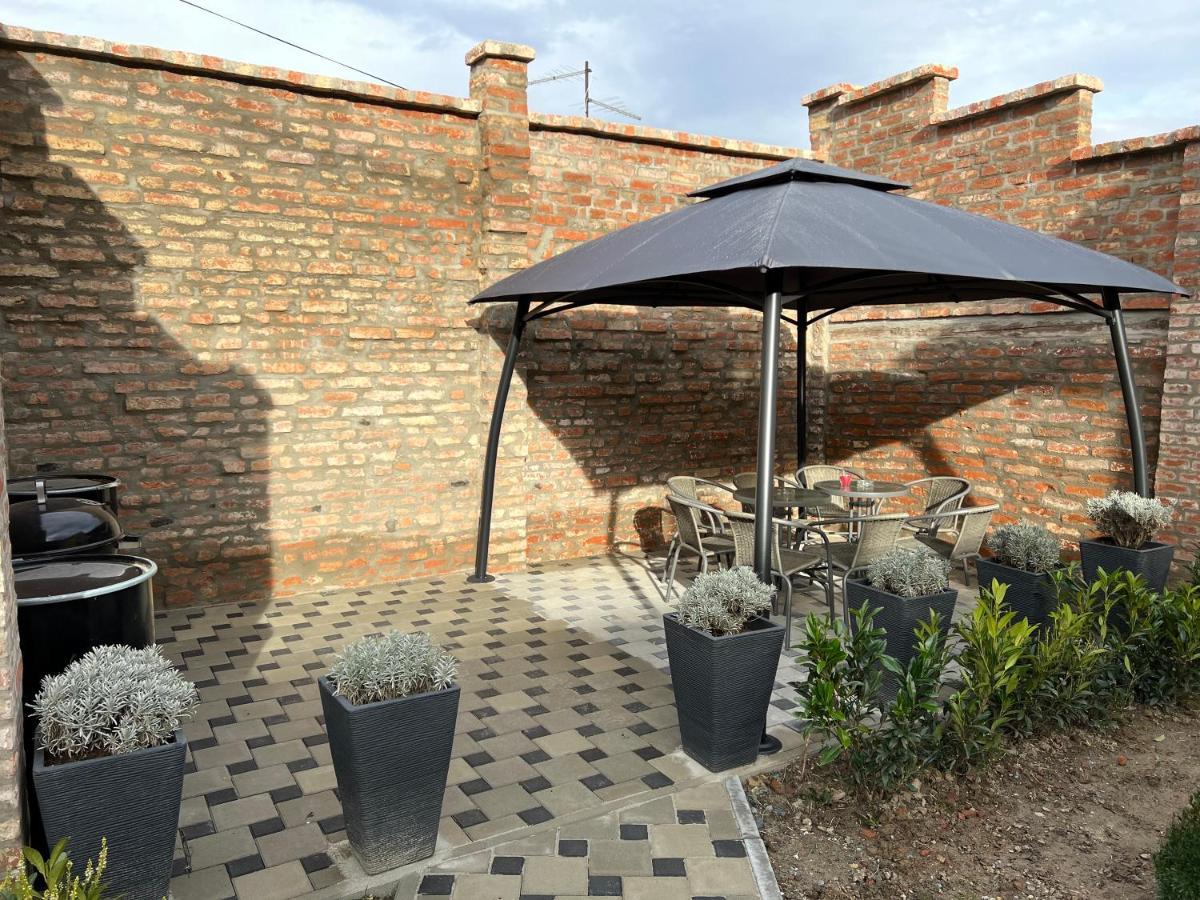 La Luna Rustic Deluxe Apartment With Free Jacuzzi, Bikes & Covered Parking Nasice Dış mekan fotoğraf